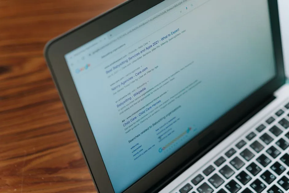 Uma visão aproximada de um laptop exibindo uma página de mecanismo de busca.